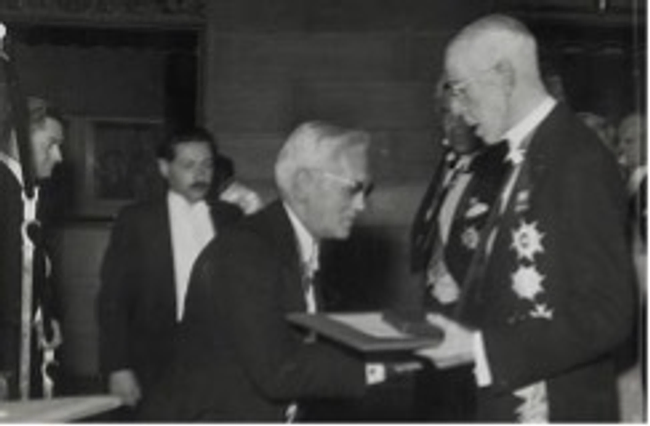 Alexander Fleming receives the Nobel Prize from King Gustaf V of Sweden.