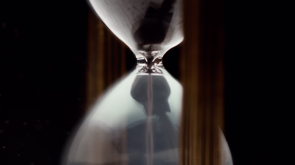 SR Hourglass Still013