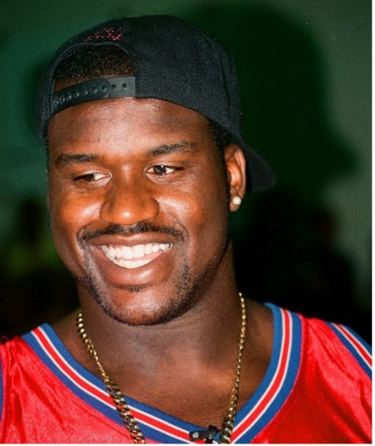 Shaquille O’Neal wearing backwards baseball cap in 1998